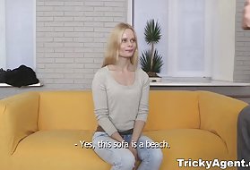 Никки Родес получает диплом за компенсацию